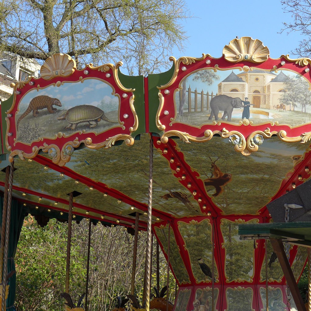 The merry-go-round Dodo Manège