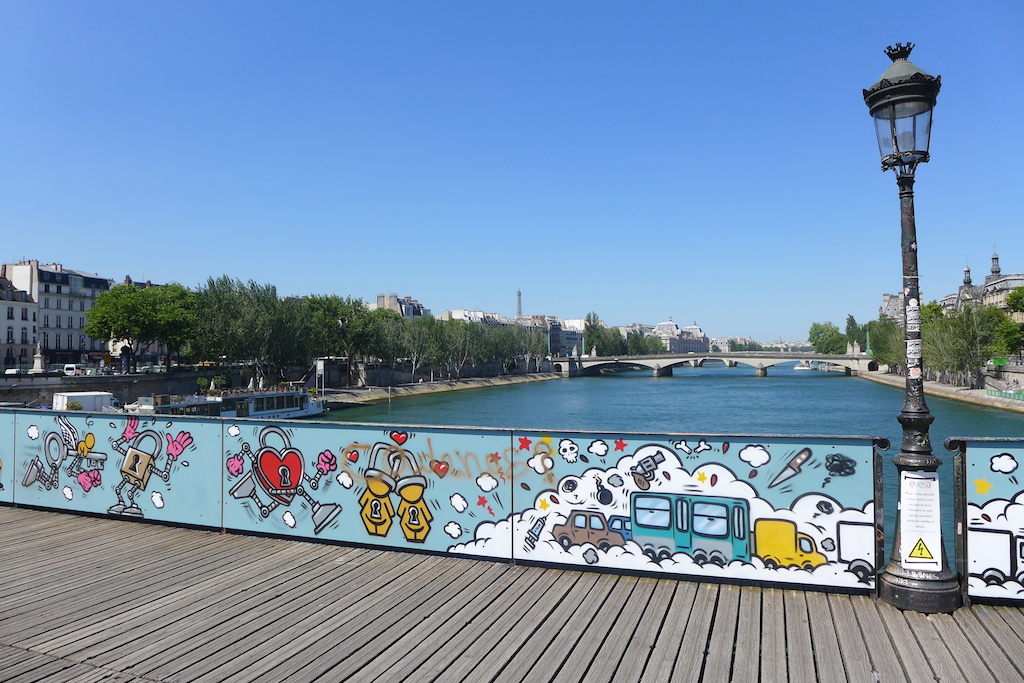 A railing on Le Pont Des Arts in Paris collapsed this weekend