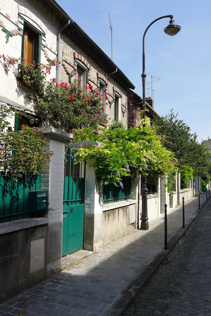 Colourful gates and houses Villa Daviel -