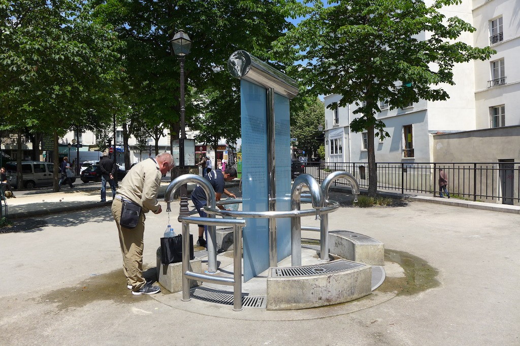 Place Paul Verlaine: Public fountain and petanque field