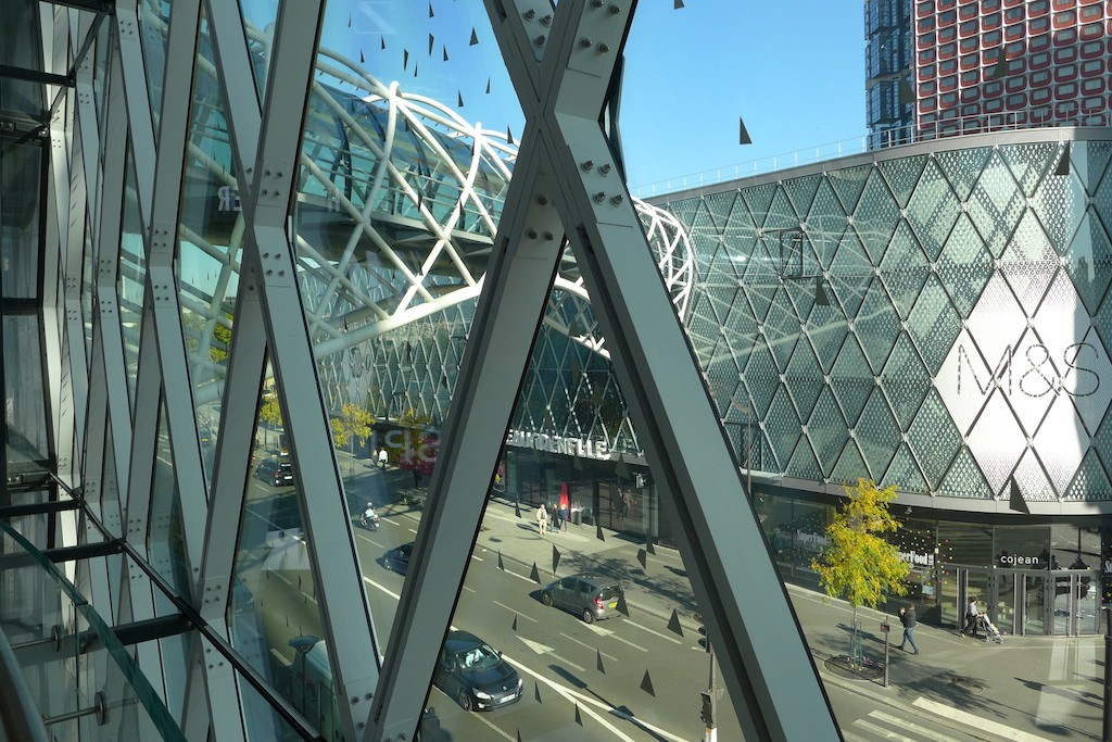 Beaugrenelle Paris-The glass footbridge