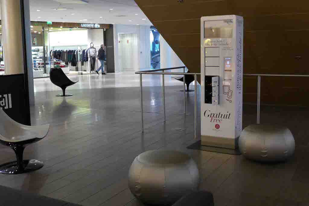 Beaugrenelle Paris-resting area with free phone charger