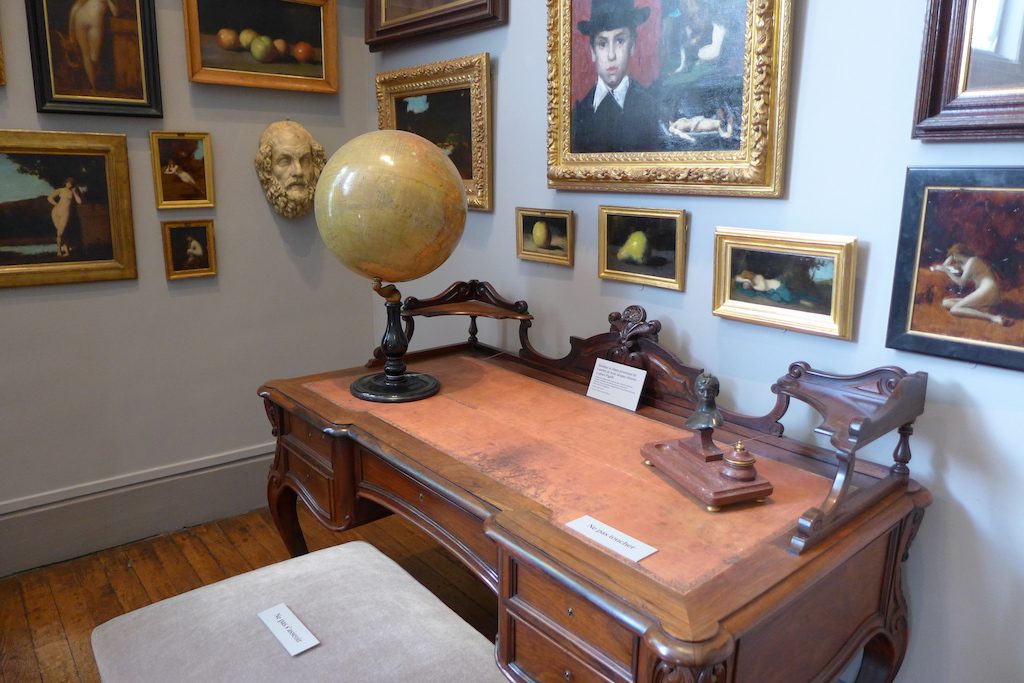 Musee Jean Jacques Henner-Paris-Henner's desk