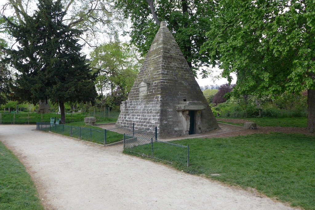 Parc Monceau Paris - Egyptian pyramid