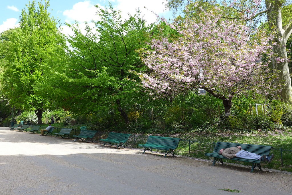 Parc Monceau Paris - Benches in the shade