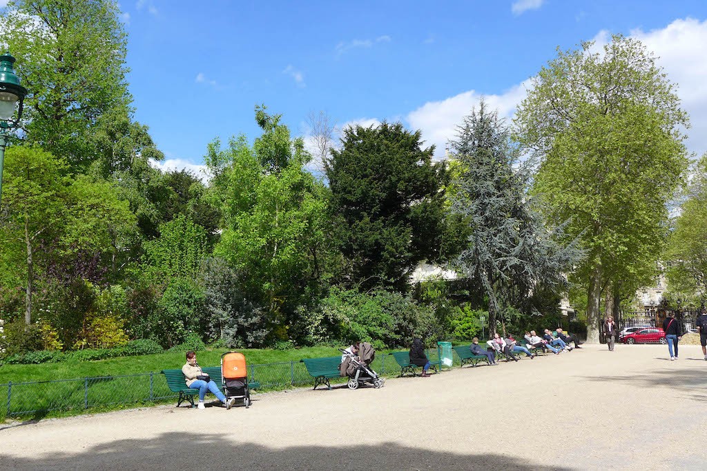 Parc Monceau Paris - Benches in the sun