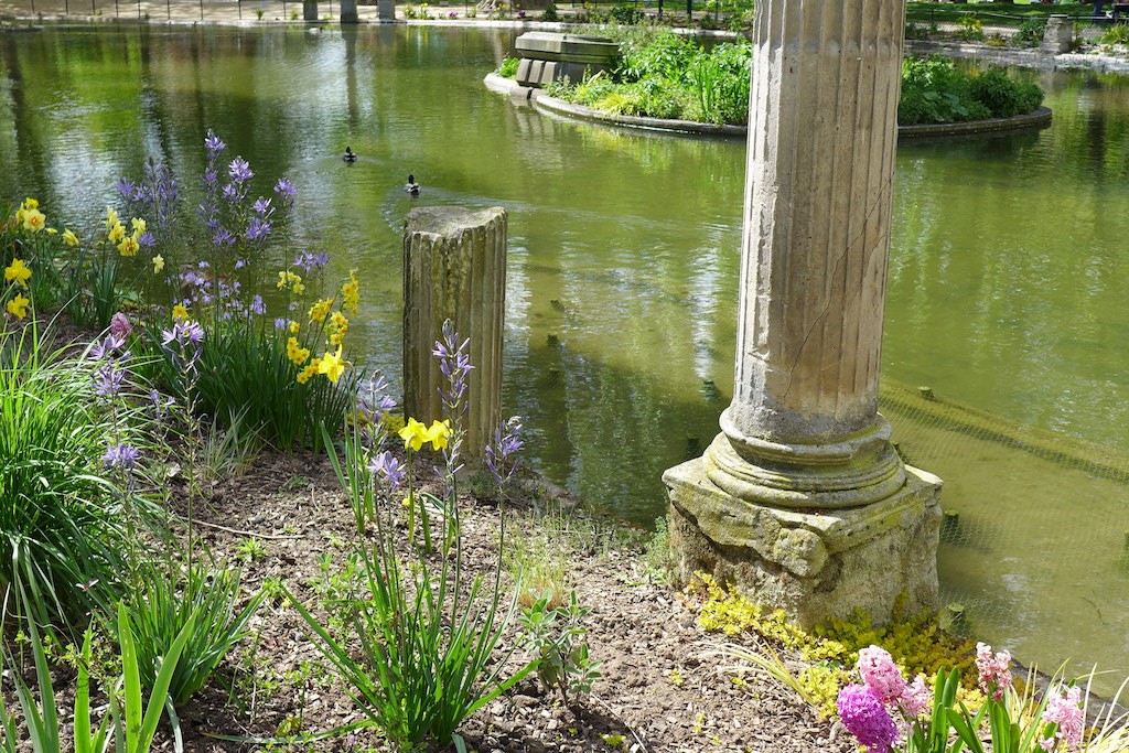 Parc Monceau Paris - The pond at the Naumachie